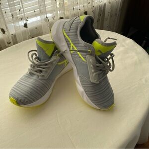 Women’s Puma Sneakers Size 7 like new gray